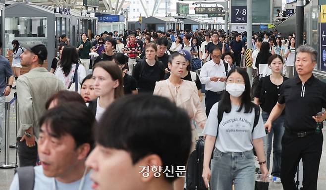 추석 연휴를 하루 앞둔 13일 서울역에서 시민들이 고향으로 가는 기차를 타기 위해 이동하고 있다.  성동훈 기자