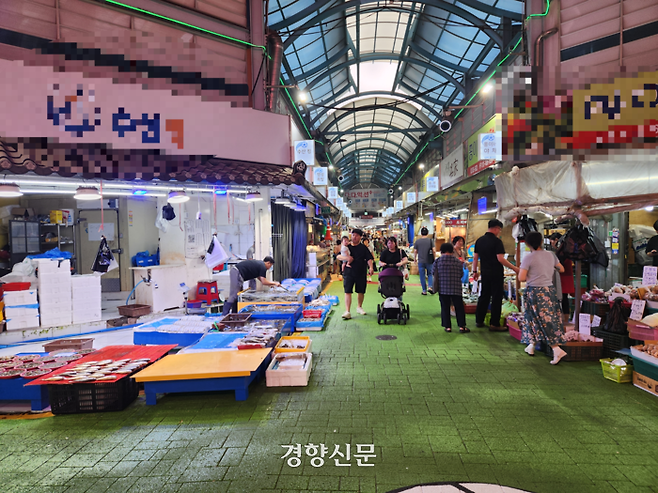 서울 마포구 망원시장의 내부 전경. 12일 시장에서 수산물을 파는 A씨의 가게 앞에는 사람들이 없다. 오동욱 기자