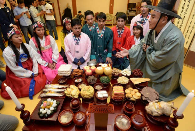 A reenactment of a charye scene at the Lotte World Folk Museum on Sept. 16, 2013. (Lee Sang-sub/The Korea Herald)