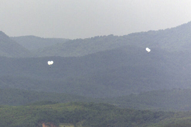 지난 5일 오전 파주시 오두산 통일전망대에서 바라본 북한 황해북도 개풍군에서 쓰레기 풍선이 떠오르는 모습. 연합뉴스