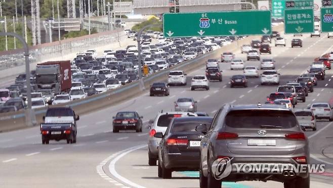 이동하는 차량들(이 사진은 기사와 직접적인 관련이 없습니다.) / 사진=연합뉴스 자료