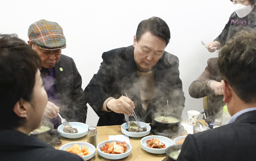 윤석열 대통령이 당선인 시절 첫 외부 공식일정으로 서울 남대문 시장을 찾아 상인회 회장단과 간담회를 마친 뒤 식당에서 함께 식사를 하고 있다.[사진 제공 = 연합뉴스]