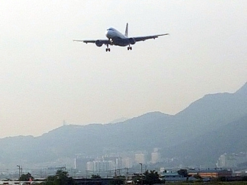 김해공항 비행기 착륙 모습. [사진 = 연합뉴스]