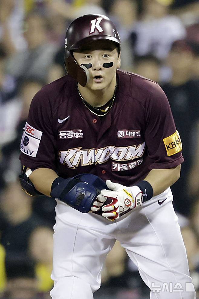 [서울=뉴시스] 최동준 기자 = 11일 서울 잠실야구장에서 열린 2024 KBO 리그 키움 히어로즈 대 LG 트윈스의 경기, 7회초 무사 1, 2루 상황 키움 최주환이 1타점 적시타를 친 뒤 기뻐하고 있다. 2024.09.11. photocdj@newsis.com