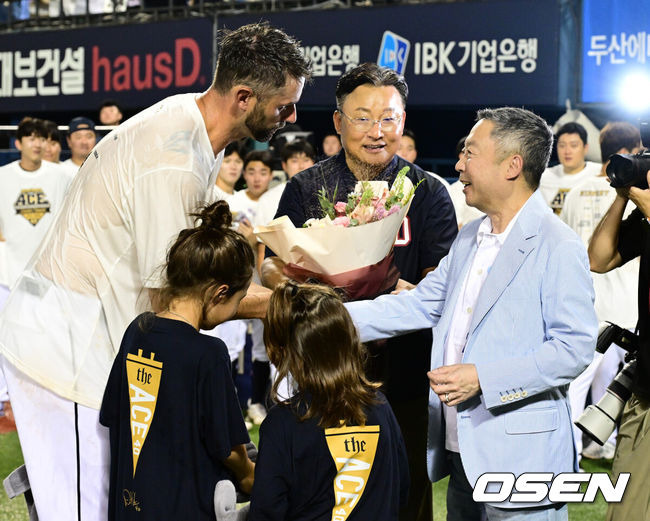 [OSEN=잠실, 지형준 기자]두산이 은퇴식을 맞이한 ‘니느님’ 더스틴 니퍼트와 함께 귀중한 승리를 쟁취했다. 프로야구 두산 베어스는 14일 서울 잠실구장에서 열린 2024 신한 SOL뱅크 KBO리그 KT 위즈와의 시즌 마지막 맞대결(16차전)에서 2-1로 승리했다. 5위 두산은 홈경기 5연패에서 탈출하며 4위 KT를 0.5경기 차이로 맹추격했다. 시즌 66승 2무 66패. 아울러 올 시즌 KT전을 12승 4패 압도적 우위로 마쳤다. 반면 최근 4연승이 좌절된 KT는 67승 2무 66패가 됐다. 경기를 마치고 니퍼트 은퇴식에서 박정원 구단주가 니퍼트에게 꽃다발을 건네고 있다. 2024.09.14 / jpnews@osen.co.kr