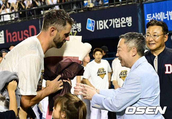 [OSEN=잠실, 지형준 기자]두산이 은퇴식을 맞이한 ‘니느님’ 더스틴 니퍼트와 함께 귀중한 승리를 쟁취했다.&nbsp;프로야구 두산 베어스는 14일 서울 잠실구장에서 열린 2024 신한 SOL뱅크 KBO리그 KT 위즈와의 시즌 마지막 맞대결(16차전)에서 2-1로 승리했다.&nbsp;5위 두산은 홈경기 5연패에서 탈출하며 4위 KT를 0.5경기 차이로 맹추격했다. 시즌 66승 2무 66패. 아울러 올 시즌 KT전을 12승 4패 압도적 우위로 마쳤다. 반면 최근 4연승이 좌절된 KT는 67승 2무 66패가 됐다.&nbsp;경기를 마치고 박정원 구단주가 니퍼트에게 꽃다발을 전달하고 있다. 2024.09.14 /