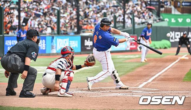 [OSEN=부산, 이석우 기자] 15일 부산 사직야구장에서 2024 신한 SOL 뱅크 KBO 리그 롯데 자이언츠와 한화 이글스의 경기가 열렸다. 홈팀 롯데는 윌커슨이 선발 출전하고 한화는 와이스가 선발 출전했다.한화 이글스 노시환이 1회초 무사 만루 중견수 희생플라이를 치고 있다. 2024.09.15 / foto0307@osen.co.kr