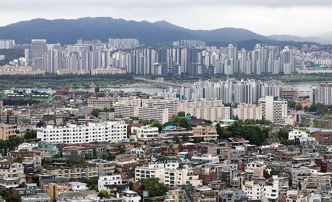 지난 12일 서울 남산에서 강남쪽 아파트가 보이고 있다. 이재문 기자