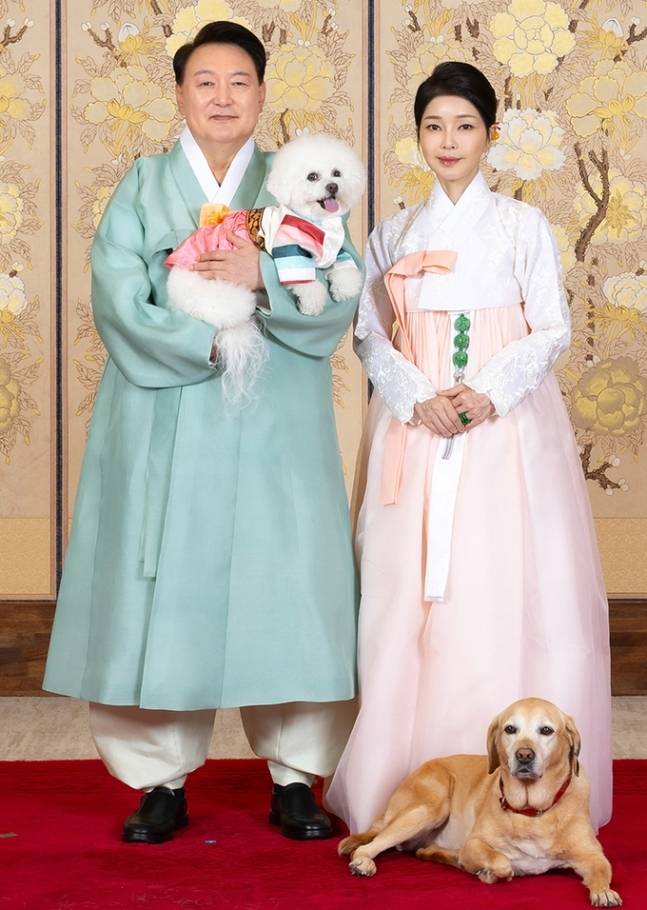 윤석열 대통령과 부인 김건희 여사가 추석을 앞두고 지난 8일 서울 용산 대통령실 청사에서 반려견 써니, 새롬이(아래)와 함께 한가위 명절 영상을 촬영하고 있다. 사진=대통령실 제공
