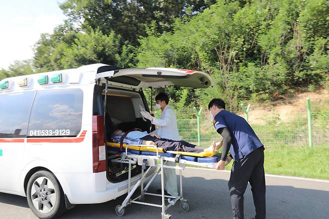 닥터헬기에서 앰뷸런스로 환자를 옮겨 단국대병원 충남권역응급의료센터로 이송하는 단국대병원 의료진들.