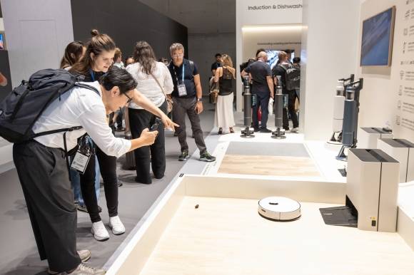 IFA 2024에서 만나는 삼성 비스포크 AI 스팀 로봇청소기 - 삼성전자가 지난 6일부터 10일까지 독일 베를린에서 열리는 유럽 최대 가전 전시회 ‘IFA 2024’에 ‘모두를 위한 AI(AI for All)’를 주제로 참가했다. 사진은 삼성전자 부스를 찾은 관람객이 비스포크 AI 스팀 로봇청소기를 살펴보는 모습. 2024.9.7 삼성전자 제공