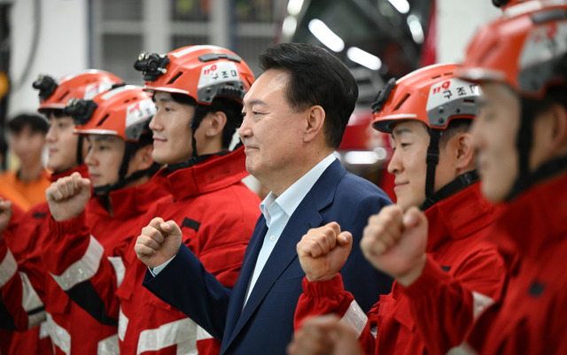 윤석열 대통령이 추석 연휴인 15일 서울 강서소방서를 방문해 근무 중인 소방관들을 격려한 뒤 함께 기념 촬영을 하고 있다. 연합뉴스