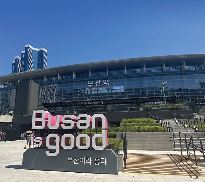 부산역광장에 부산의 슬로건인 ‘Busan is good’ 조형물이 세워져 있다. [정혜연 기자]