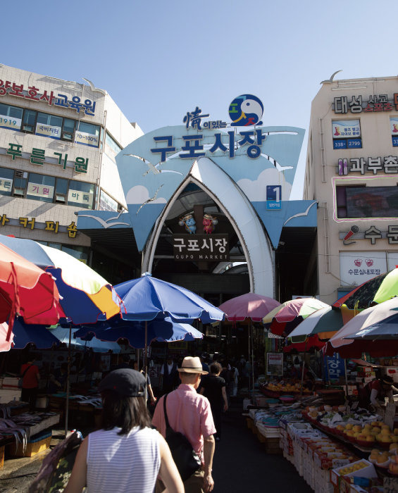 부산 서북권역 최대 시장인 구포시장은 약 3만2000㎥ 면적에 채소·과일·농·수산물 등 점포 600여 개가 모여 있다. [지호영 기자]