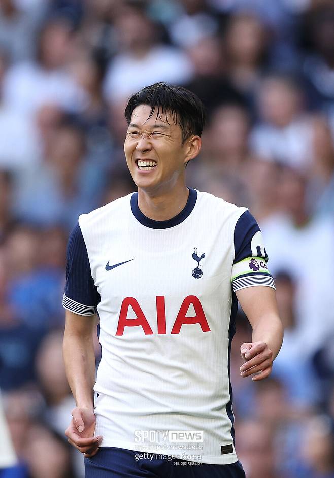 ▲ 아스널 스쿼드는 완벽하지 않다. 핵심 선수 데클랑 라이스가 직전 경기 퇴장으로 뛸 수 없고, 마틴 외데고르가 A매치 기간 중 부상을 당했다. 이런 상황에도 프티는 아스널에 합류할 수 있는 자격을 갖춘 토트넘 선수는 손흥민밖에 없다고 주장했다. '토크스포츠'에 따르면, 아스널과 토트넘의 통합 베스트 11을 선정하는 과정에서 진행자가 토트넘의 중앙 수비수 미키 판 더 벤을 아스널의 가브리엘 마갈량이스 대신 선택하자 프티는 강력히 반대했다. 그러나 손흥민이 가브리엘 마르티넬리 대신 포함된 것에 대해서는 동의하는 입장이었다. 그러나 "외데고르와 라이스가 없어도 아스널은 강하다. 난 아스널 선수들을 선택할 것이다. 북런던더비에서는 아스널이 이길 거라고 본다"라며 친정 팀 승리에 손을 들었다