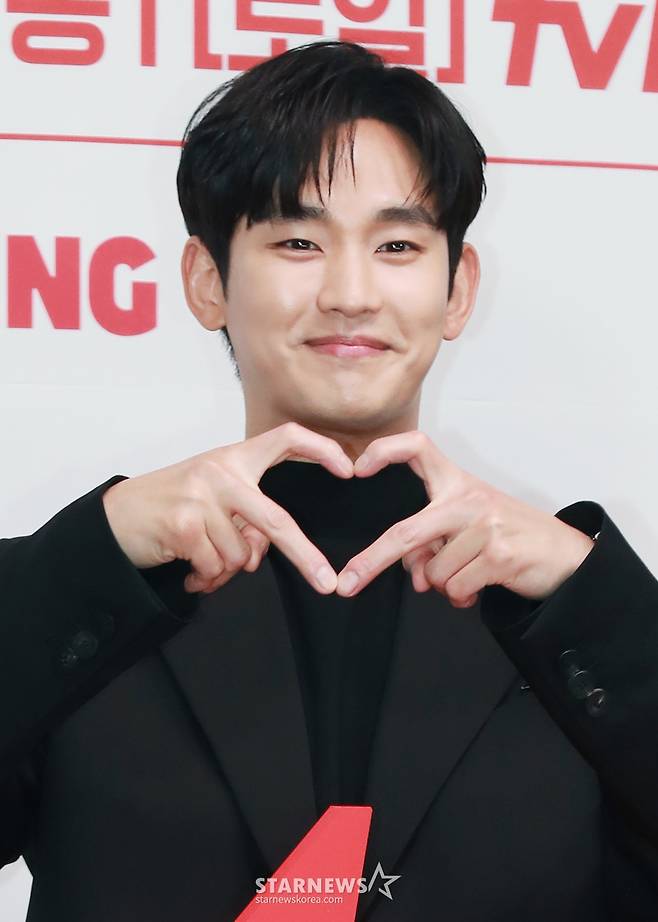 배우 김수현이 7일 오전 서울 라마다신도림 호텔에서 진행된 tvN 토일드라마 '눈물의 여왕' 제작발표회에 참석해 포즈를 취하고 있다.  퀸즈 그룹 재벌 3세인 '백화점의 여왕' 홍해인과 용두리 이장 아들인 '슈퍼마켓 왕자' 백현우 3년차 부부의 아찔한 위기와 기적처럼 다시 시작되는 사랑 이야기 '눈물의 여왕'은 오는 9일 첫 방송된다. /2024.03.07 /사진=이동훈