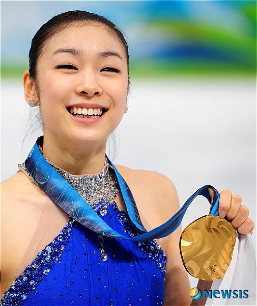 김연아가 2010 밴쿠버 동계올림픽에서 금메달을 따낸 뒤 웃고 있다. /사진=뉴시스