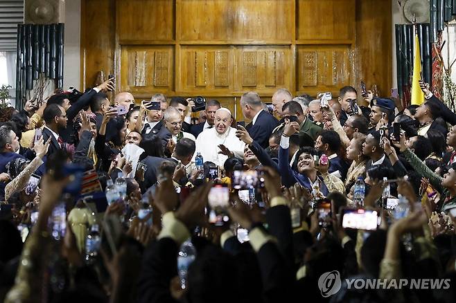 동티모르 대통령궁 야외에서 열린 환영식 참석한 교황 (딜리 AP=연합뉴스) 프란치스코 교황이 9일(현지시간) 동티모르 딜리에 도착해 대통령궁 야외에서 열린 환영식에 참석하고 있다. 2024.09.09 photo@yna.co,kr