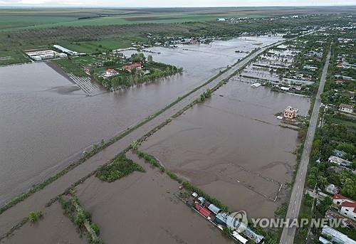 홍수로 물에 잠긴 루마니아 마을 [AFP=연합뉴스]