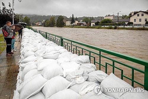 홍수 막기 위해 강변에 모래주머니 쌓은 폴란드 마을 [로이터=연합뉴스. 재판매 및 DB 금지]