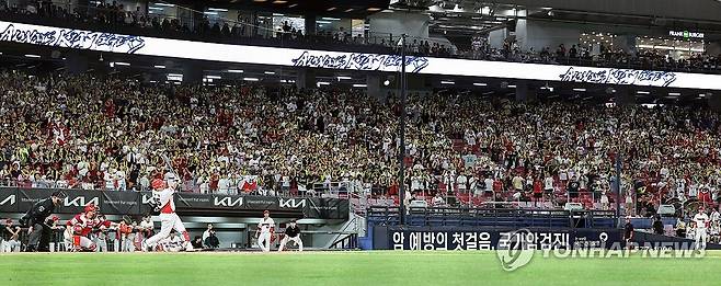 많은 관중 들어찬 챔피언스필드 (광주=연합뉴스) 조남수 기자 = 28일 광주기아챔피언스필드에서 열린 프로야구 SSG 랜더스와 KIA 타이거즈의 경기. 이날 챔피언스필드는 역대 두 번째 100만 관중을 돌파했다. 2024.8.28 iso64@yna.co.kr