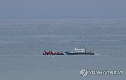 영국 해협 건너다 구조되는 이주민 보트 [AP 연합뉴스 자료사진. 재판매 및 DB 금지]