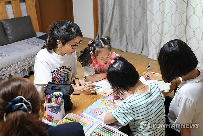 김건희 여사, 추석 연휴 장애아동거주시설 봉사 활동 (서울=연합뉴스) 진성철 기자 = 윤석열 대통령 부인 김건희 여사가 추석 연휴인 15일 서울 은평구 장애아동거주시설인 다움장애아동지원센터를 방문해 보조 교사와 함께 아이들이 그림책에 색연필로 색칠하는 것을 도와주고 있다.  2024.9.15  [대통령실 제공. 재판매 및 DB 금지] zjin@yna.co.kr