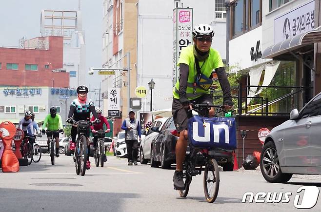 광주자치경찰위원회 '빛고을 자전거 순찰대'가 순찰 활동을 하고 있다.(광주시 제공)/뉴스1