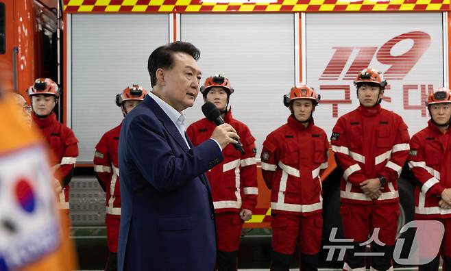 윤석열 대통령이 15일 서울 강서소방서를 방문해 추석 연휴기간 근무중인 소방관들에게 격려의 말을 전하고 있다. (대통령실 제공) 2024.9.15/뉴스1 ⓒ News1 송원영 기자