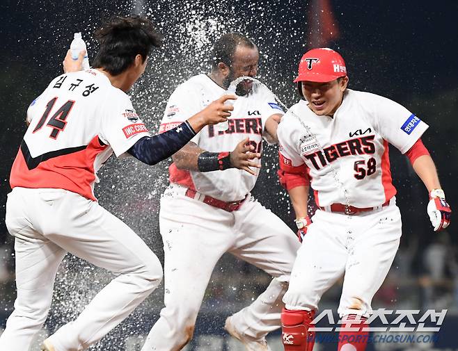 5일 광주 기아 챔피언스필드에서 열린 한화-KIA전. 10회말 1사 2루 서건창이 끝내기 안타를 친 후 물세례를 받고 있다. 광주=정재근 기자 cjg@sportschosun.com/2024.9.5/