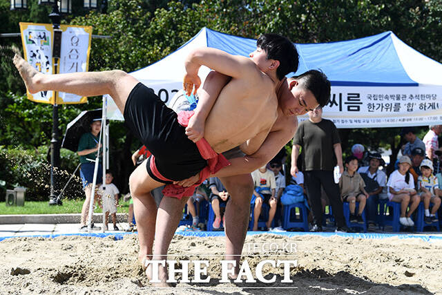 '한가위배 씨름대회'에서 씨름 시범을 보이고 있다.