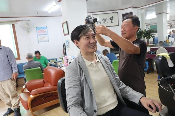 전남 곡성에서 이발하는 모습을 공개한 조국 조국혁신당 대표./조국 페이스북