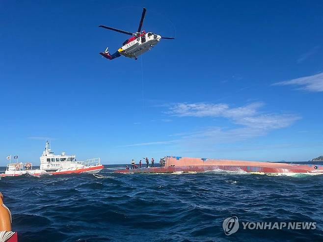 16일 오전 7시 36분께 전북 군산시 십이동파도 인근 해상에서 8명이 탑승한 어선이 전복돼 해경이 구조 작업을 벌이고 있다. 연합뉴스