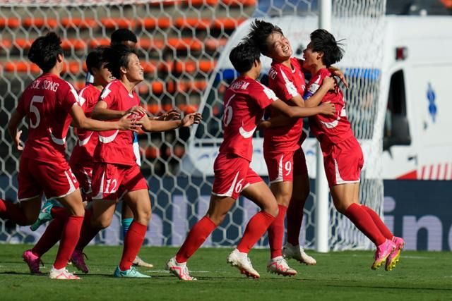 북한의 여자 20세 이하(U-20) 축구 선수들이 16일(한국시간) 콜롬비아 메데인 열린에스타디오 아타나시오 히라르도트에서 열린 2024 U-20 여자 월드컵 8강전 브라질과 경기에서 후반 4분 결승고을 넣은 뒤 기뻐하고 있다. 메데인=AP 뉴시스