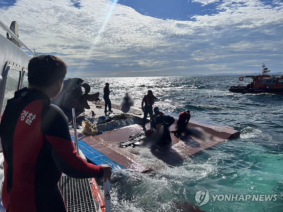 16일 오전 7시 36분께 전북 군산시 십이동파도 인근 해상에서 8명이 탑승한 어선이 전복돼 해경이 구조 작업을 벌이고 있다. [사진=군산해경/연합뉴스]