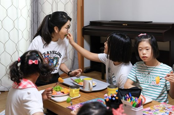 김건희 여사가 15일 서울 은평구에 있는 장애아동 거주시설을 방문해 아이들과 간식을 먹고 있다. 사진 다움장애아동지원센터 홈페이지