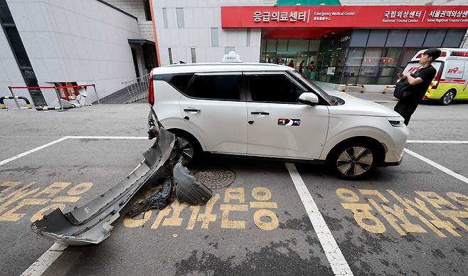 서울 중구 국립중앙의료원 응급실 앞에서 발생한 택시 돌진사고로 인해 파손된 피해차량이 세워져 있다./사진=뉴스1