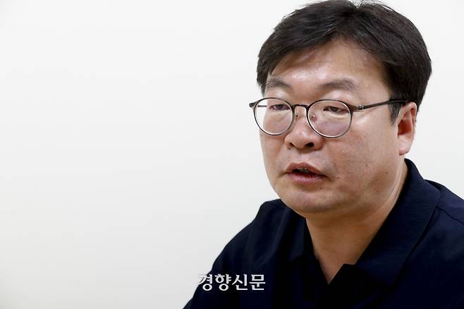 이상호 한국고용정보원 선임연구원이 9월 4일 충북 음성군 한국고용정보원에서 정부의 지방소멸대책과 관련해 주간경향과 인터뷰를 하고 있다./문재원 기자