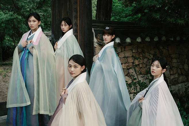 지난 13일 공개된 뉴진스 한복 화보. 뉴진스 공식 트위터