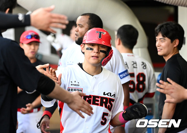 김도영이 홈런을 터트리고 동료들의 축하를 받고 있다./OSEN DB