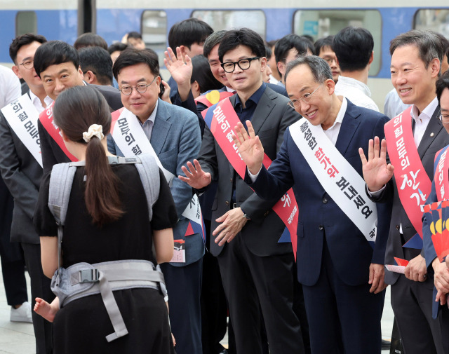 ▲지난 13일 오전 서울역에서 국민의힘 한동훈 대표와 추경호 원내대표 등 위원들이 추석 귀성 인사를 하고 있다. ⓒ연합뉴스