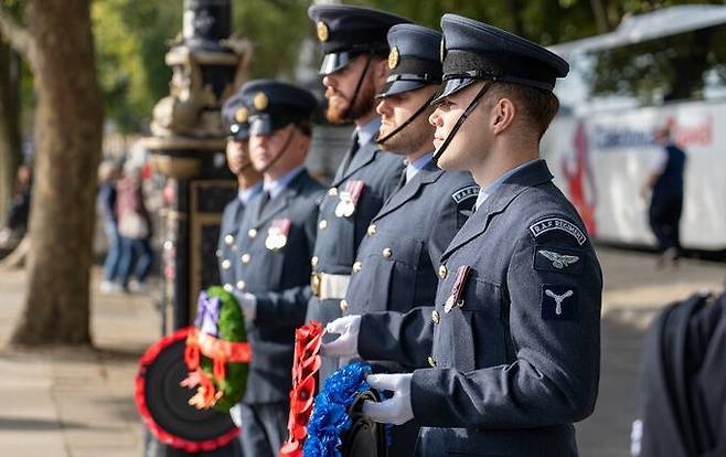 15일(현지시간) 제84주년&nbsp;‘영국 전투의 날’을 맞아 영국 공군 장병들이 제2차 세계대전 기념비에 바칠&nbsp;화환을 들고 서 있다. 영국 공군 홈페이지