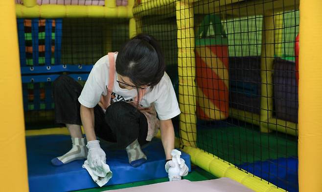 김건희 여사가 지난 15일 서울 은평구 다움장애아동지원센터에서 놀이시설 청소 봉사를 하고 있다. 대통령실 제공