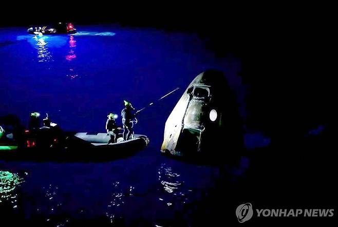 지구로 귀환한 우주캡슐 드래건을 바다에서 예인 중인 스페이스X 엔지니어들 [Polaris Program / AFP=연합뉴스. 재판매 및 DB 금지]