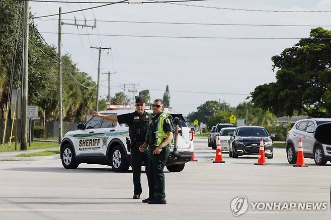 15일(현지시간) 트럼프 전 대통령 암살 미수 사건이 벌어진 플로리다 팜비치의 골프장 주변 [AP=연합뉴스. 재판매 및 DB 금지]