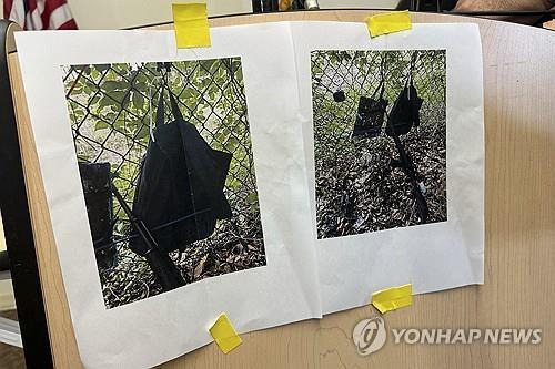 트럼프 암살 시도 현장서 발견된 AK-47 소총과 고프로, 가방  [AP=연합뉴스 자료사진. 재판매 및 DB금지]