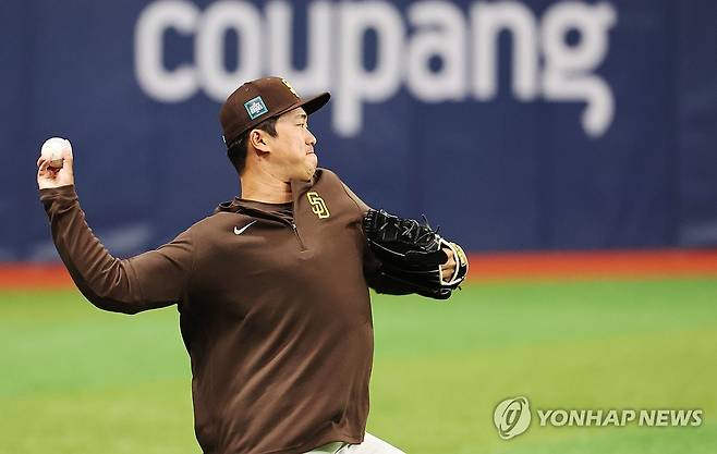 훈련하는 고우석 (서울=연합뉴스) 최재구 기자 = 미국 메이저리그(MLB) 월드 투어 서울시리즈에 출전한 샌디에이고 파드리스의 고우석이 19일 서울 구로구 고척스카이돔에서 훈련하고 있다.  2024.3.19 jjaeck9@yna.co.kr