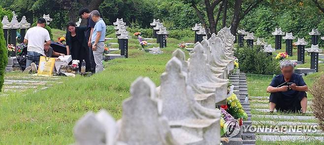 추석 앞둔 성묘 (인천=연합뉴스) 임순석 기자 = 추석 연휴를 일주일 앞둔 8일 오전 인천 부평구 인천가족공원을 찾은 성묘객들이 성묘하고 있다. 2024.9.8 soonseok02@yna.co.kr