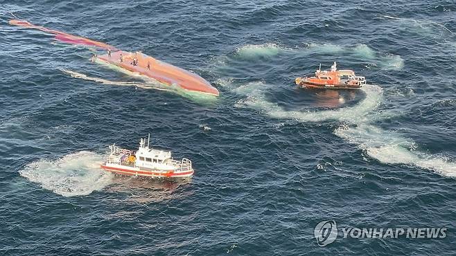 군산 해상서 어선 전복…구조된 선원 8명 중 3명 사망 [군산해경 제공. 재판매 및 DB 금지]