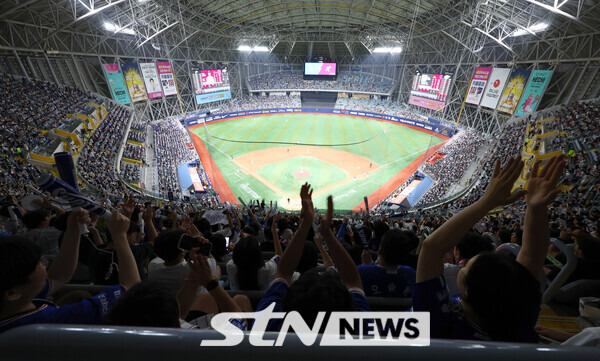 2024 프로야구가 900만 관중을 달성한 28일 서울 구로구 고척스카이돔에서 열린 2024 KBO리그 삼성 라이온즈와 키움 히어로즈 경기에서 관중들이 열띤 응원을 하고 있다. 사진┃뉴시스